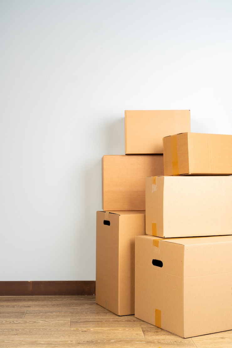 Photo group of brown carton boxes on wooden floor