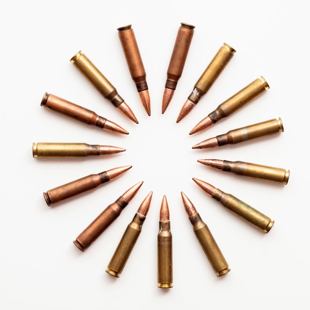 Foto un gruppo di proiettili di munizioni a proiettile in cerchio su uno sfondo bianco