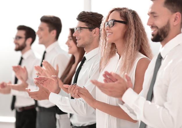 Foto gruppo di uomini d'affari che applaudono in piedi