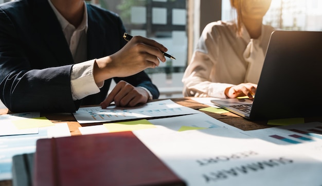 Gruppo di uomini d'affari si incontrano per analizzare i dati per il piano di marketing nella sala riunioni