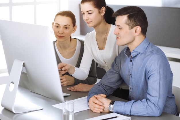 Foto gruppo di uomini d'affari che discutono di domande durante la riunione in ufficio. colpo di testa alla trattativa. concetto di lavoro di squadra, partnership e business.