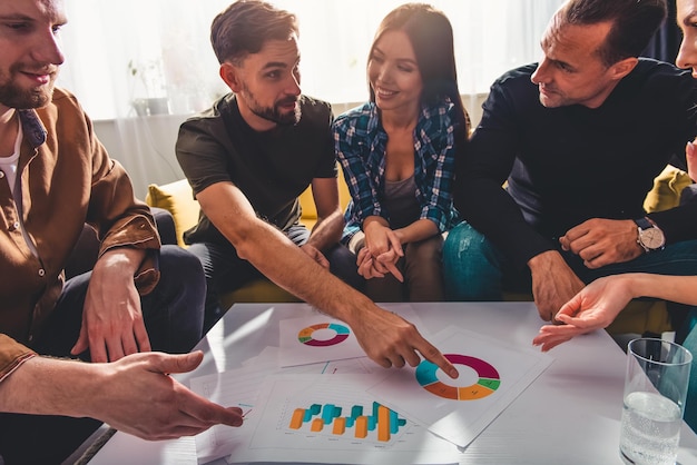 Foto un gruppo di uomini d'affari ha una riunione sulle statistiche aziendali