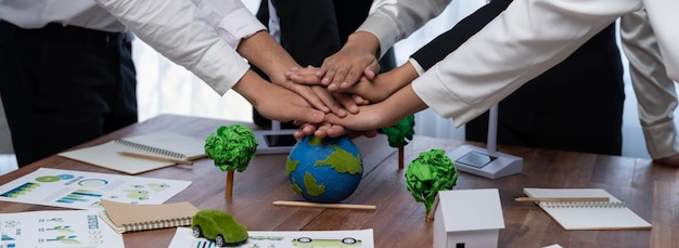 Foto un gruppo di uomini d'affari ha messo una pila di mani mostrando una sinergia ecologica pionieristica