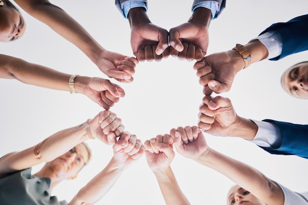 Gruppo di uomini d'affari team building mani o pugni in un cerchio in unità supportare la motivazione e la collaborazione in una partnership d'ufficio incontrare successo nella comunicazione sulla diversità e nel lavoro di squadra