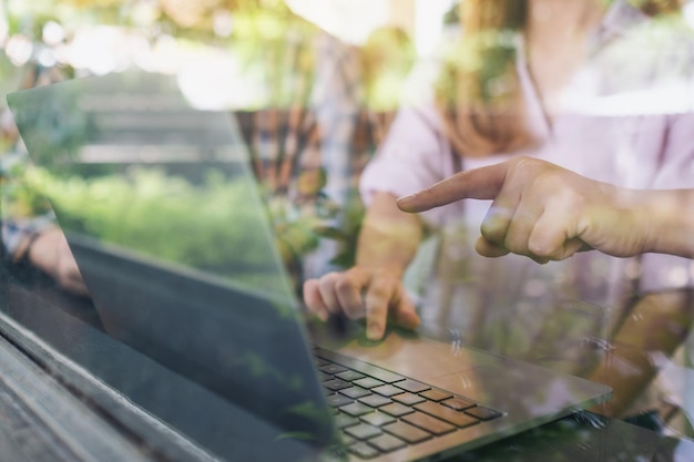 Foto un gruppo di uomini d'affari che utilizzano il computer portatile mentre lavorano insieme all'interno