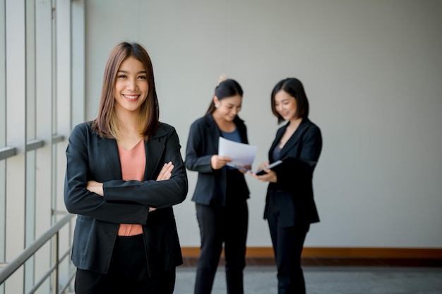 Gruppo di uomini d'affari che lavorano insieme come una squadra