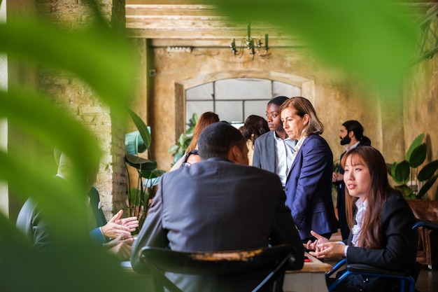 Foto un gruppo di uomini d'affari di una società si è riunito per la riunione trimestrale degli investitori concetto successo del lavoro di squadra aziendale