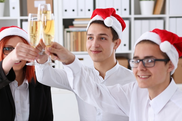 Foto un gruppo di imprenditori festeggia il natale