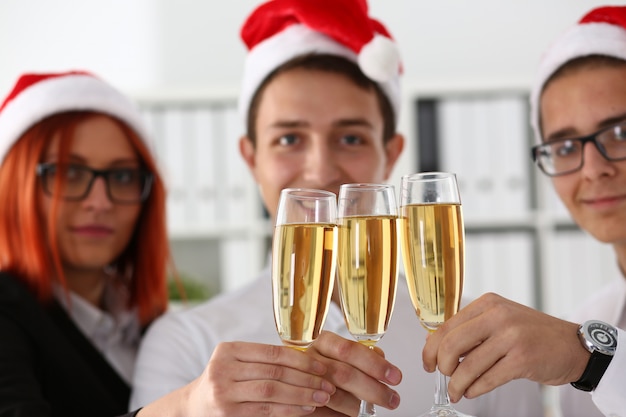 Foto un gruppo di imprenditori festeggia il natale