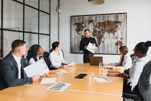 Photo group of businesspeople in the office