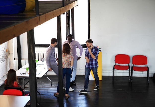 Photo group of businesspeople posing