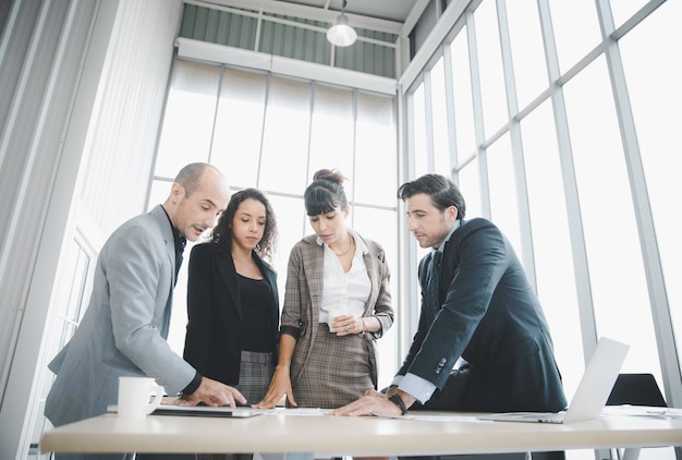 Gruppo di uomini d'affari che lavorano insieme in un ufficio moderno