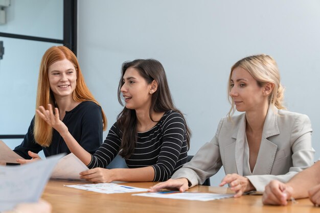 Foto gruppo di donne d'affari che si incontrano e discutono di pianificazione strategica aziendale con un collega in ufficio