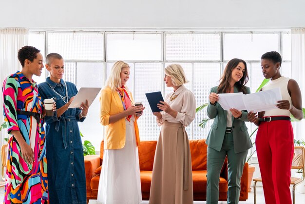 Photo group of businesswomen meeting in the office