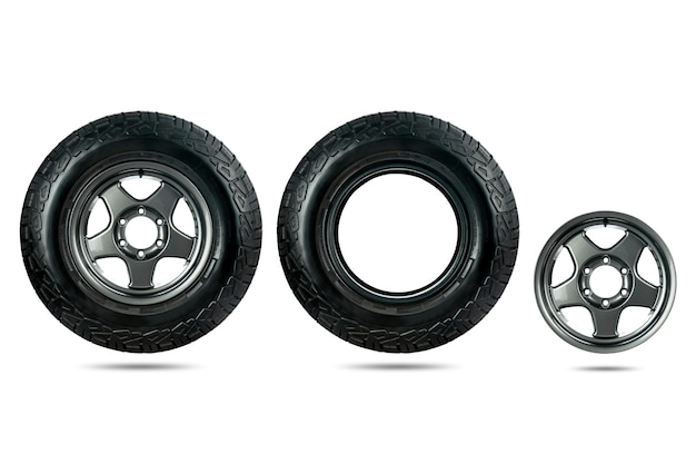 Gruppo di pneumatici per auto progettati per l'uso in tutte le condizioni stradali con cerchi in lega isolati su sfondo bianco.
