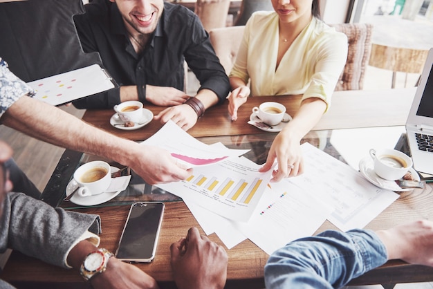 Gruppo di persone di affari con indifferenza vestite che discutono di idee. professionisti creativi riuniti per discutere le questioni importanti del nuovo progetto di avvio di successo. concetto di brainstorming di lavoro di squadra