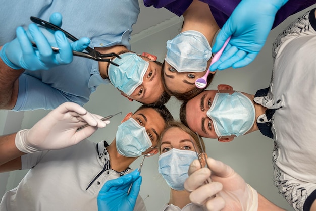 Gruppo di dentisti e assistenti caucasici presso lo studio medico occupazione professionale