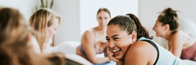 ヨガのクラスで陽気な女性のグループ