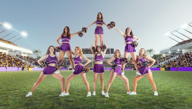 Foto gruppo di cheerleader in azione sullo stadio