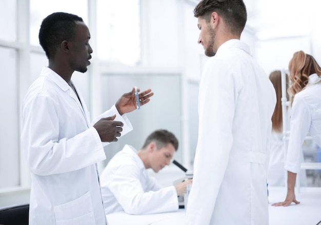 Gruppo di studenti di chimica che lavorano in laboratorio