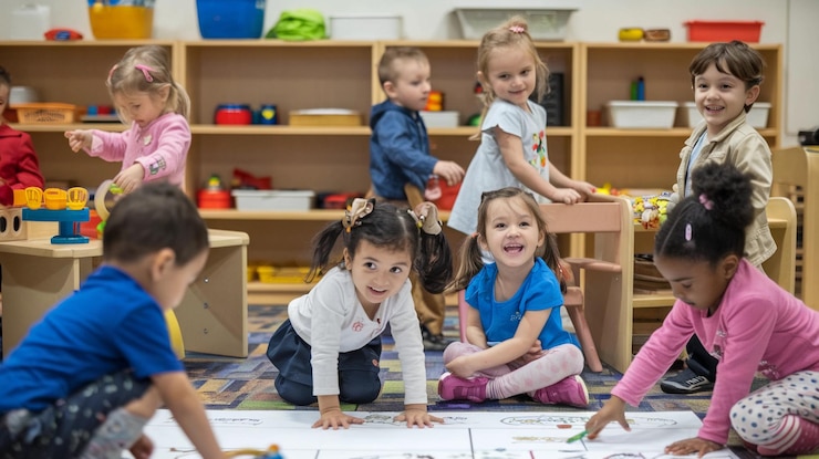 Photo a group of children are sitting on the floor and one of them is drawing