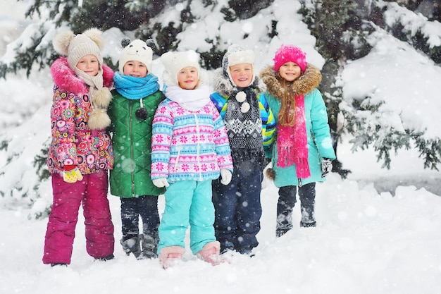 カラフルな明るい冬の服を着て笑っている子供たちのグループ