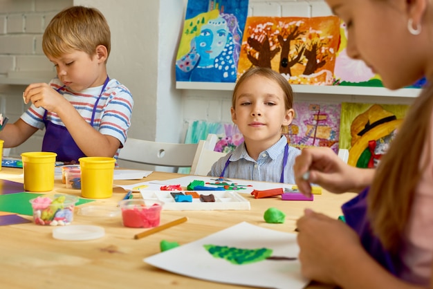 Gruppo di bambini nella scuola di sviluppo