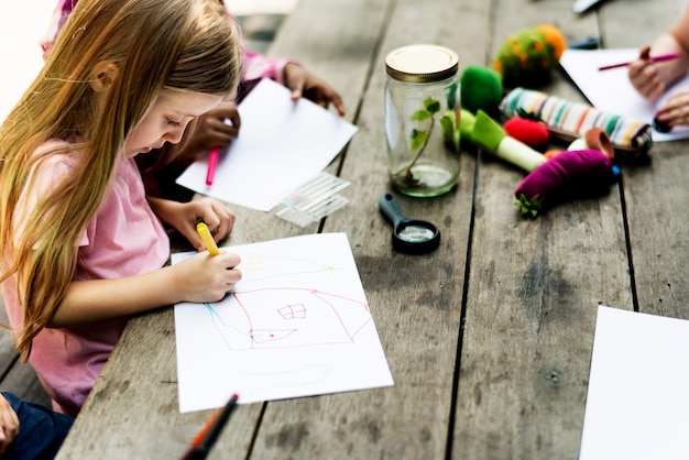 Foto gruppo di bambini che disegnano immaginazione all'aperto