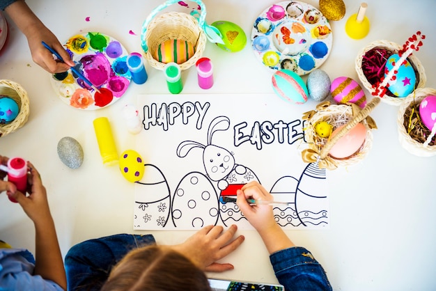 Foto gruppo di bambini disegno e preparare pasqua