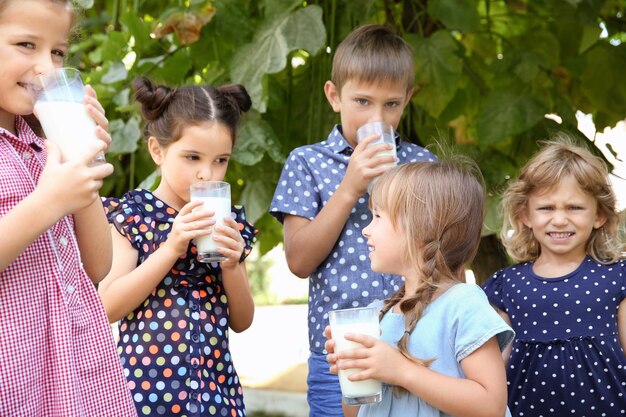 녹색 공원에서 우유를 마시는 어린이 그룹