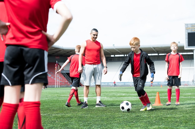 サッカーの練習で子供たちのグループ