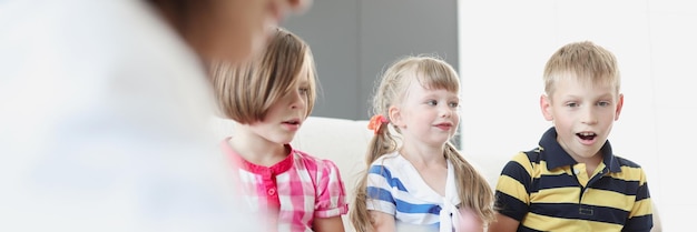 Foto gruppo di bambini che giocano a carte con un adulto