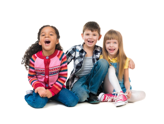 Foto gruppo di bambini che posano in uno studio