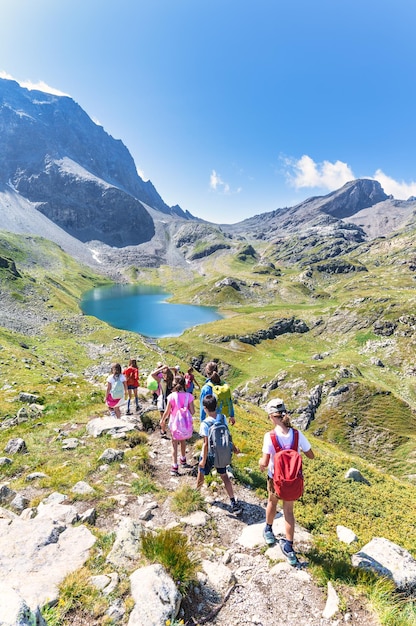 Foto gruppo di bambini in viaggio in montagna