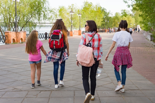 Foto gruppo di bambini e donne che camminano nel parco