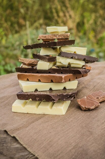 さまざまな色のチョコレートバーのグループさまざまな種類の各種お菓子さまざまな色と種類のチョコレートバーを混ぜる