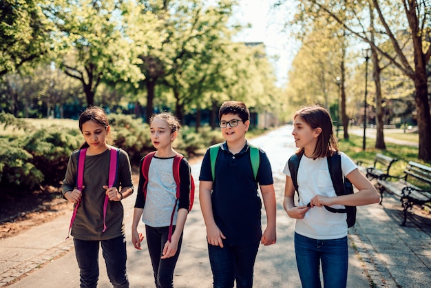 Gruppo di compagni di classe che vanno a scuola