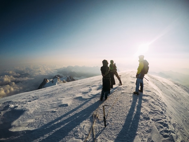 モンブランの頂上にある登山者のグループ