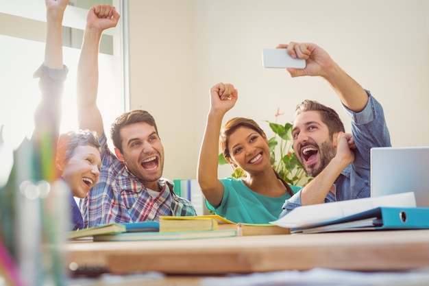 Foto gruppo di colleghi che prendono un selfie