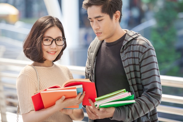 屋外でのディスカッションや読書をしている大学生のグループ