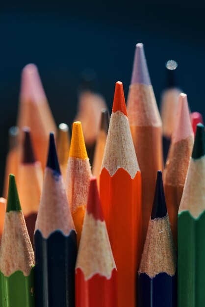 Группа цветных карандашей выстроена в ряд.