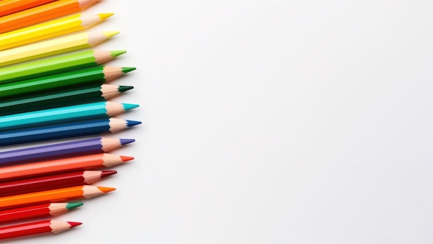 Группа цветных карандашей на белом фоне