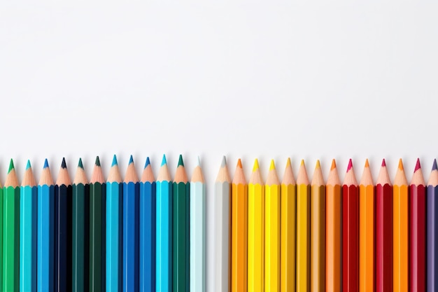 Группа цветных карандашей на белом фоне