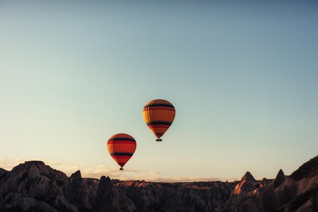 Photo group of colorful hot air balloons against a blue sky