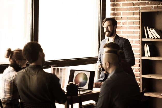 Foto un gruppo di designer creativi discute la tavolozza dei colori in modo moderato