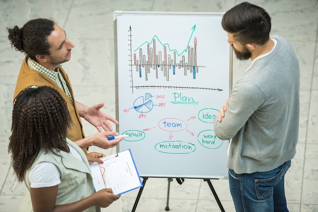 Un gruppo di persone creative discute insieme di importanti progetti.