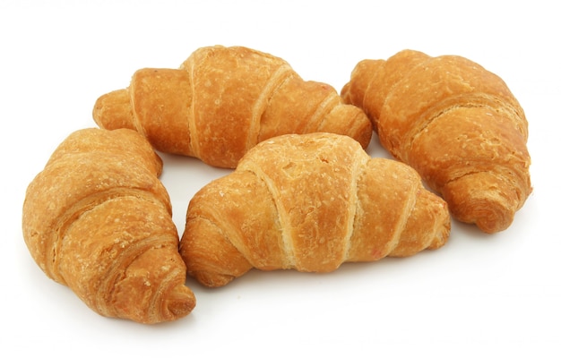 Gruppo di croissant isolato su bianco