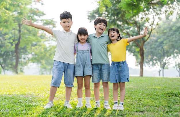 공원에서 재미를 느끼는 귀여운 아시아 아이들의 그룹