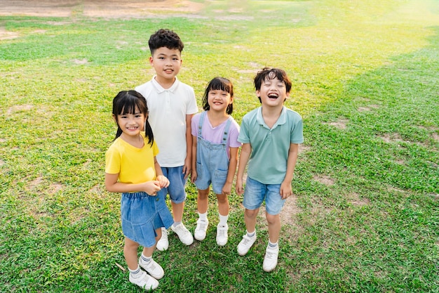 공원에서 재미를 느끼는 귀여운 아시아 아이들의 그룹