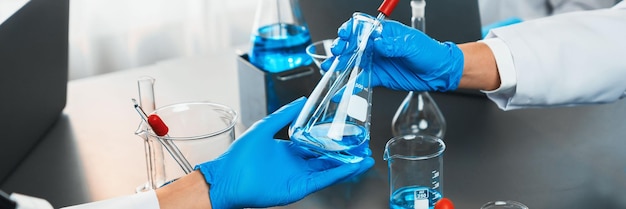 献身的な科学者のグループが、ワクチン薬や抗生物質の画期的な開発として医療研究所で化学実験と研究を実施 製薬・生化学研究所 Neoteric